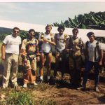 Salto de demonstração de paraquedismo - 1981 - Praia de Peruíbe. Marcos Marino Pettená, Rubão Barbosa, Antônio Carlos Raposo, Max Dereta, Ricardo Pettená, piloto Avelino "Bello" Camargo e Roberto Pettena (credito da foto: Max Dereta