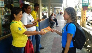 Agentes de endemias orientam moradores para combate à dengue