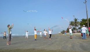 Idosos empinam pipas com mensagens na  praia