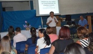 Durante palestra, professora é homenageada com “Prêmio Profissionais do Ano”