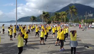 CAMINHADA DO NASF NA PRAIA PROMOVE EXERCÍCIOS COM SAÚDE