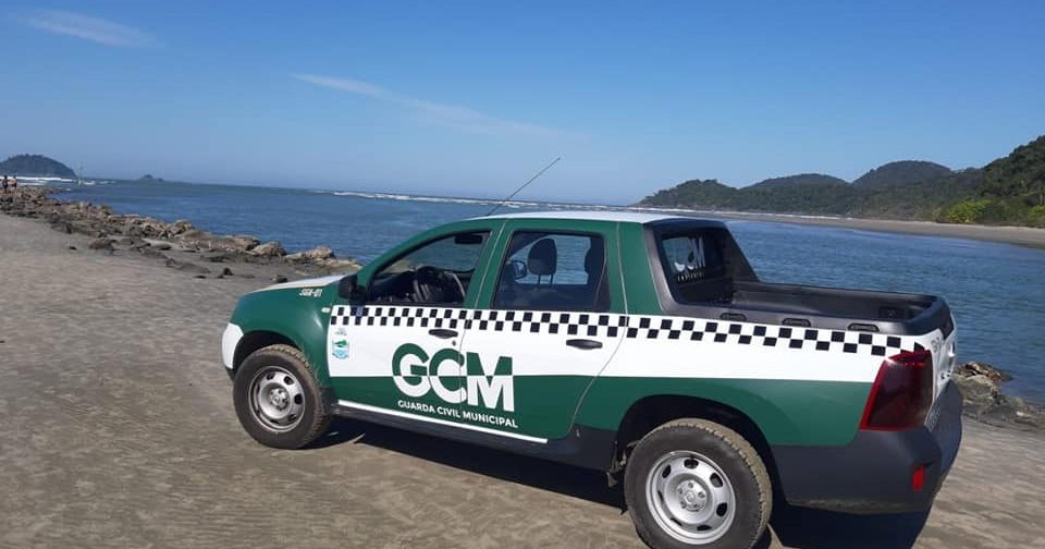 Equipe da GCM resgata adolescente que estava se afogando