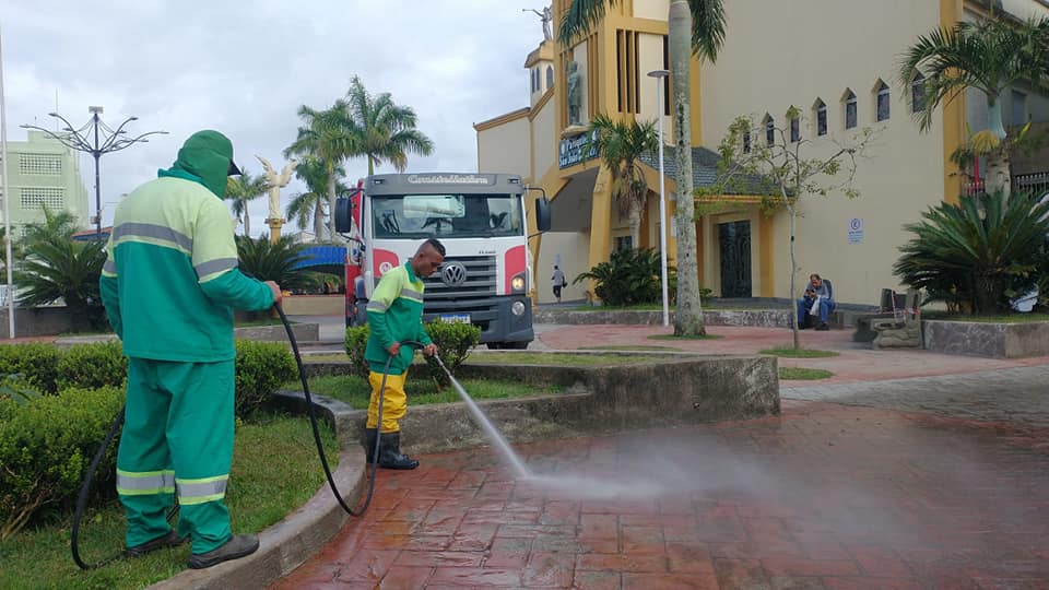 PRAÇA DA MATRIZ RECEBE SERVIÇOS DE ZELADORIA E HIGIENIZAÇÃO