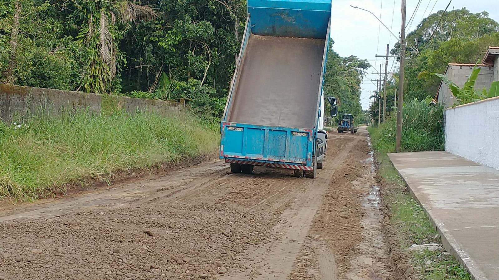 SECRETARIA DE OBRAS REALIZA MANUTENÇÃO NO BAIRRO DO GUARAÚ