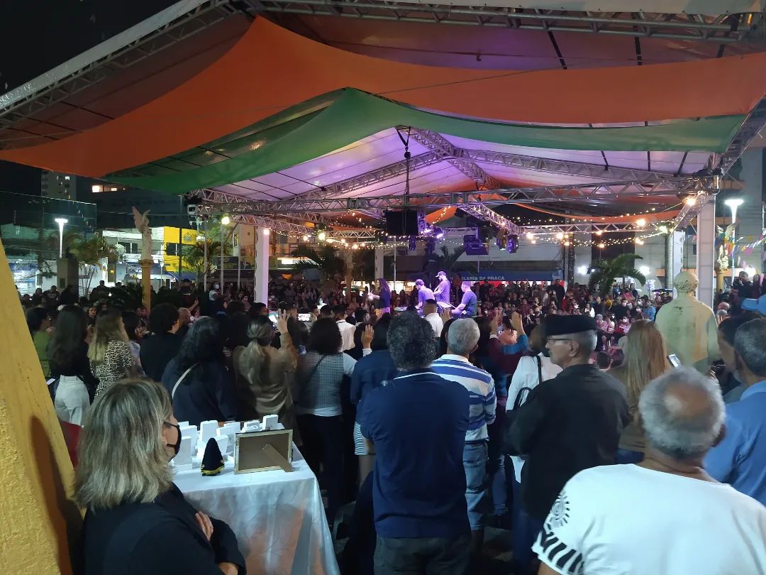 CANTORA ELIANA RIBEIRO AGITA O PÚBLICO PRESENTE NA FESTA DO PADROEIRO DA CIDADE