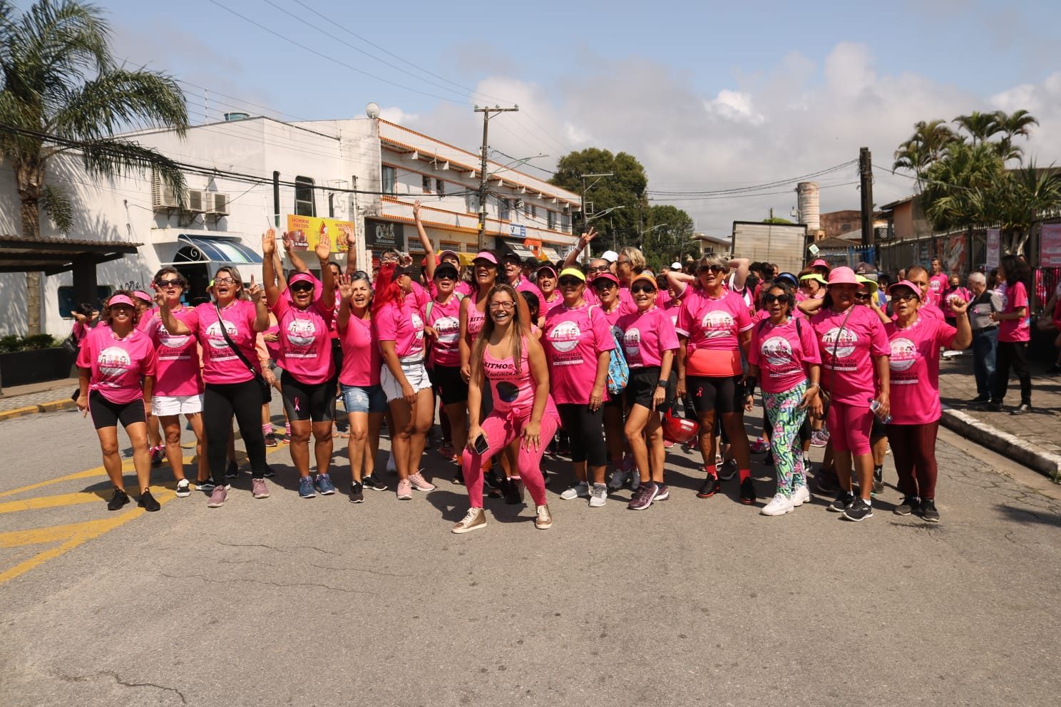 PERUÍBE REALIZA MAIS UMA CAMINHADA DO OUTUBRO ROSA