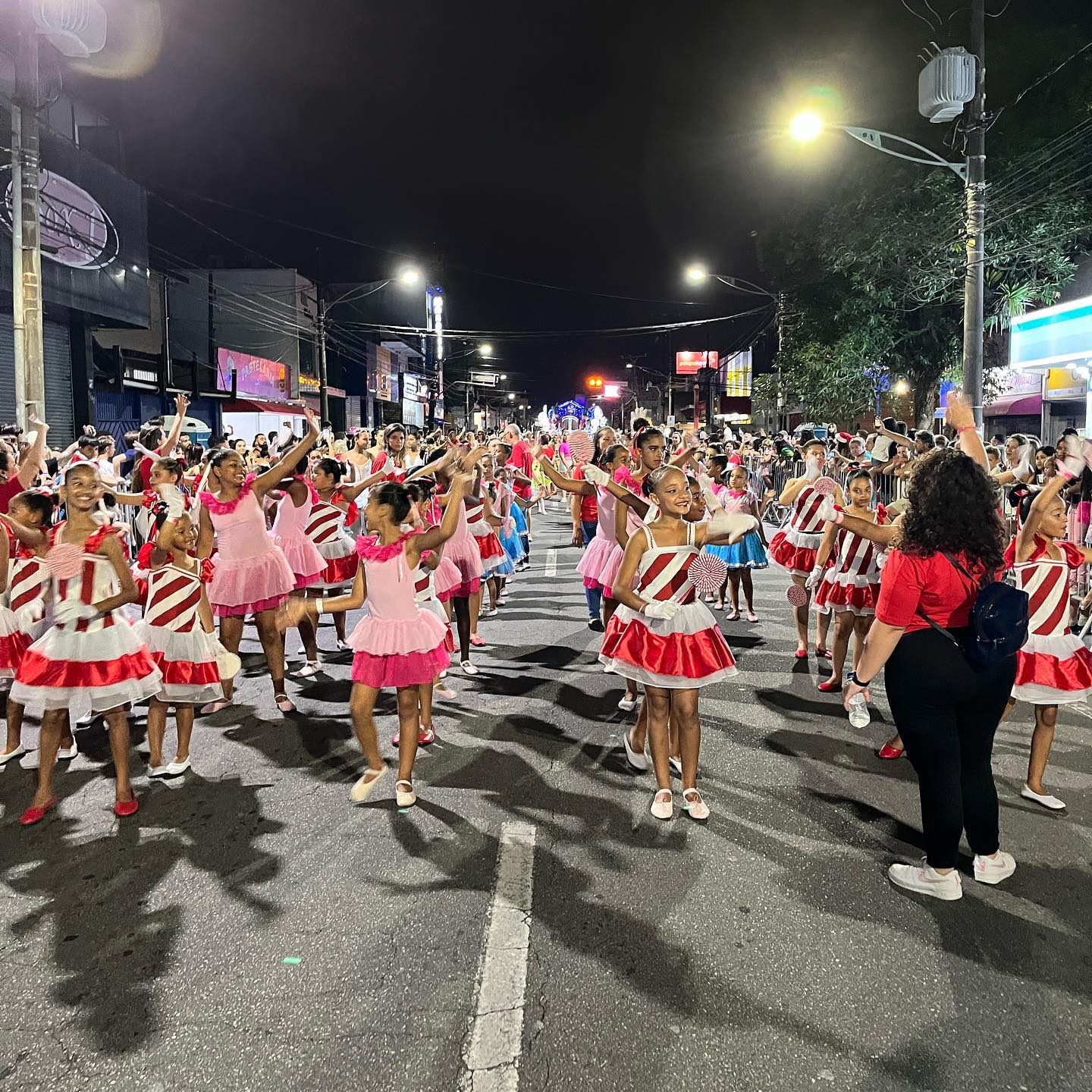 PARADA DE NATAL ENCANTA PÚBLICO EM PERUÍBE